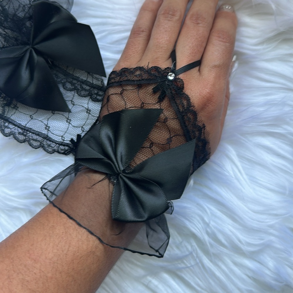 Lace and Tulle Wrist Finger Gloves